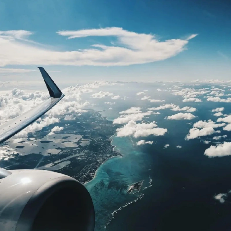 Flight booking and airfare savings tips illustration
